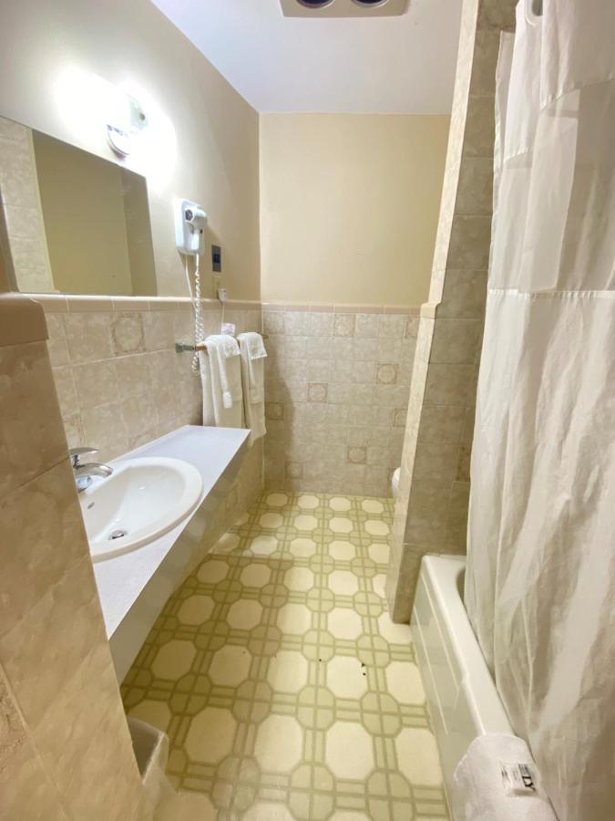 Hotel Bedford Годерич Экстерьер фото